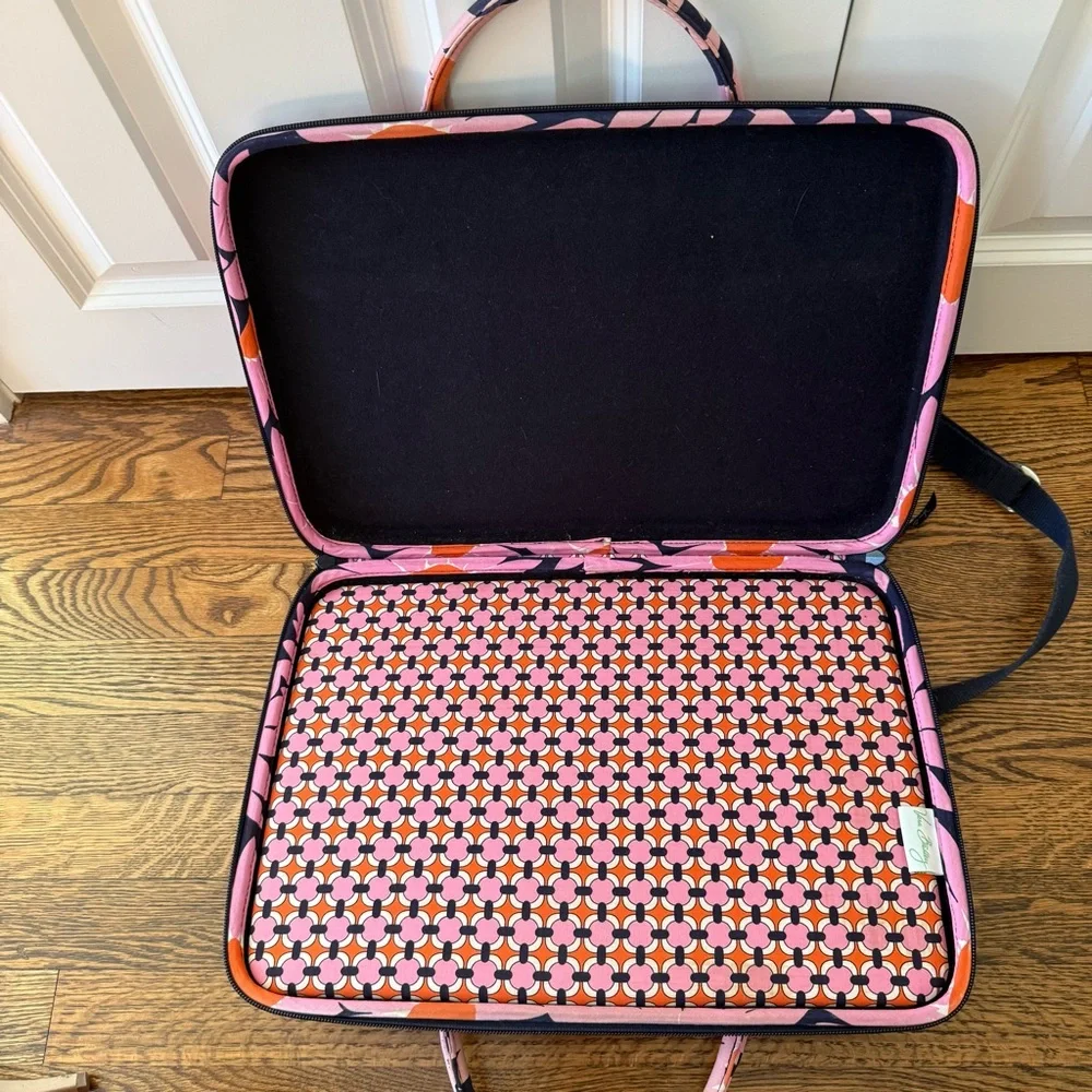 ⭐️ Vera Bradley Pink and Orange Quilted Laptop Bag